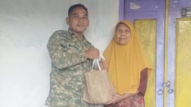 Foto: Seorang prajurit TNI AD, Sertu Nurdin, menyerahkan bantuan sembako kepada warga lanjut usia di Desa Dagangan, Kecamatan Dagangan, Kabupaten Madiun, Minggu (31/5/2026)
