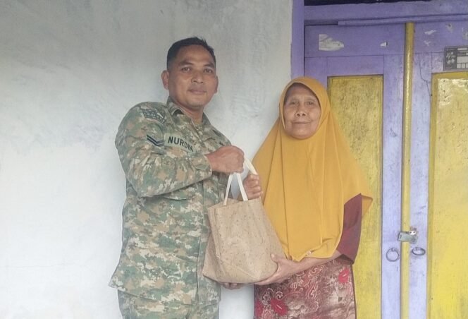
					Foto: Seorang prajurit TNI AD, Sertu Nurdin, menyerahkan bantuan sembako kepada warga lanjut usia di Desa Dagangan, Kecamatan Dagangan, Kabupaten Madiun, Minggu (31/5/2026)