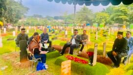 Foto: Ziarah Pendiri dan Tokoh KAI — Jajaran pengurus dan anggota Kongres Advokat Indonesia (KAI) mengikuti doa dan tabur bunga di makam para pendiri serta tokoh KAI di TPU Tanah Kusir, Jakarta