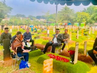 Foto: Ziarah Pendiri dan Tokoh KAI — Jajaran pengurus dan anggota Kongres Advokat Indonesia (KAI) mengikuti doa dan tabur bunga di makam para pendiri serta tokoh KAI di TPU Tanah Kusir, Jakarta