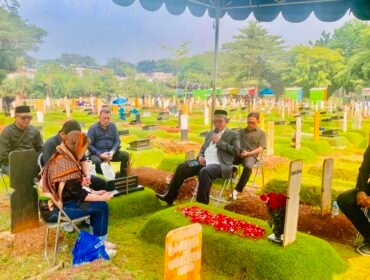 Foto: Ziarah Pendiri dan Tokoh KAI — Jajaran pengurus dan anggota Kongres Advokat Indonesia (KAI) mengikuti doa dan tabur bunga di makam para pendiri serta tokoh KAI di TPU Tanah Kusir, Jakarta