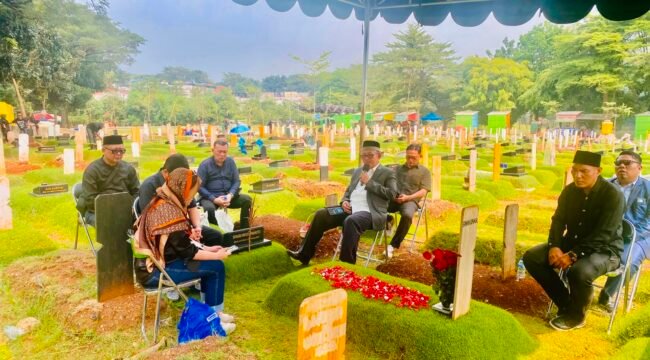 Foto: Ziarah Pendiri dan Tokoh KAI — Jajaran pengurus dan anggota Kongres Advokat Indonesia (KAI) mengikuti doa dan tabur bunga di makam para pendiri serta tokoh KAI di TPU Tanah Kusir, Jakarta