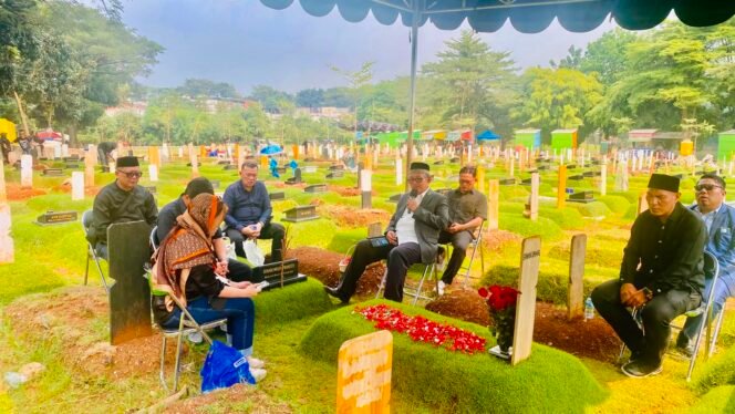 
					Foto: Ziarah Pendiri dan Tokoh KAI — Jajaran pengurus dan anggota Kongres Advokat Indonesia (KAI) mengikuti doa dan tabur bunga di makam para pendiri serta tokoh KAI di TPU Tanah Kusir, Jakarta