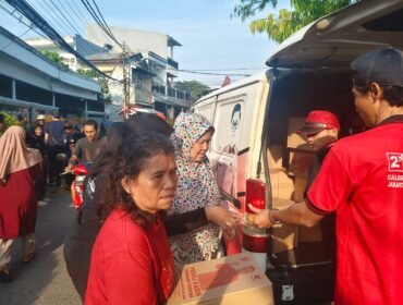 Foto : Melalui penyaluran bantuan sembako kepada warga RW 09 Kelurahan Sunter Jaya, Kecamatan Tanjung Priok, Jakarta Utara, Jumat (5/6/2026).
