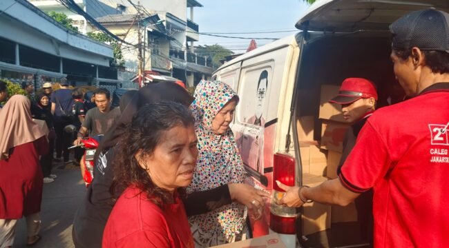 Foto : Melalui penyaluran bantuan sembako kepada warga RW 09 Kelurahan Sunter Jaya, Kecamatan Tanjung Priok, Jakarta Utara, Jumat (5/6/2026).
