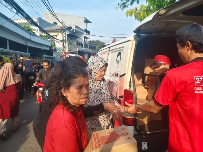
					Foto : Melalui penyaluran bantuan sembako kepada warga RW 09 Kelurahan Sunter Jaya, Kecamatan Tanjung Priok, Jakarta Utara, Jumat (5/6/2026).

