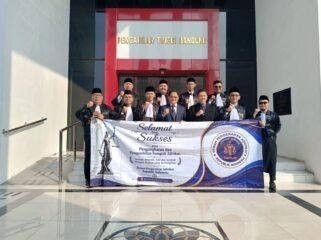Foto: Sejumlah advokat Dewan Pergerakan Advokat Republik Indonesia (DePA-RI) berfoto bersama usai mengikuti prosesi Pengambilan Sumpah dan Janji Advokat di Pengadilan Tinggi Bandung, Jawa Barat, Kamis (4/6/2026).
