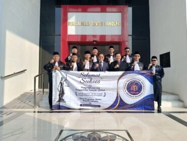 Foto: Sejumlah advokat Dewan Pergerakan Advokat Republik Indonesia (DePA-RI) berfoto bersama usai mengikuti prosesi Pengambilan Sumpah dan Janji Advokat di Pengadilan Tinggi Bandung, Jawa Barat, Kamis (4/6/2026).