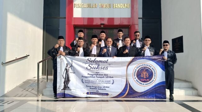 Foto: Sejumlah advokat Dewan Pergerakan Advokat Republik Indonesia (DePA-RI) berfoto bersama usai mengikuti prosesi Pengambilan Sumpah dan Janji Advokat di Pengadilan Tinggi Bandung, Jawa Barat, Kamis (4/6/2026).
