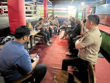 Foto :Keberadaan Ghosun Iron Camp di Kecamatan Setu, Kabupaten Bekasi, mendapat dukungan dari berbagai kalangan masyarakat sebagai sarana pembinaan generasi muda melalui olahraga, khususnya cabang tinju (boxing)..