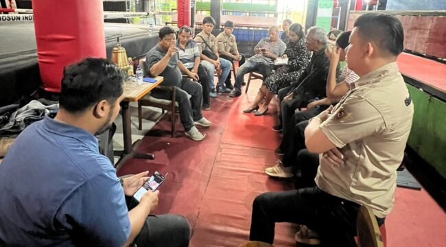 Foto :Keberadaan Ghosun Iron Camp di Kecamatan Setu, Kabupaten Bekasi, mendapat dukungan dari berbagai kalangan masyarakat sebagai sarana pembinaan generasi muda melalui olahraga, khususnya cabang tinju (boxing)..
