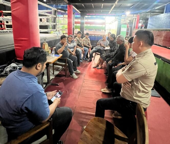 
					Foto :Keberadaan Ghosun Iron Camp di Kecamatan Setu, Kabupaten Bekasi, mendapat dukungan dari berbagai kalangan masyarakat sebagai sarana pembinaan generasi muda melalui olahraga, khususnya cabang tinju (boxing)..
