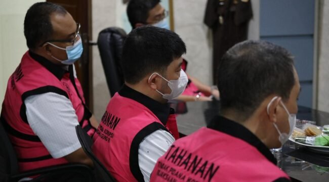 Foto : Kejaksaan Negeri Jakarta Timur mengamankan pelaksanaan penyidikan terhadap 11 tersangka dalam perkara dugaan tindak pidana korupsi penyimpangan kegiatan ekspor produk hasil olahan kelapa sawit atau Crude Palm Oil (CPO) dan produk turunannya periode 2022 hingga 2024.