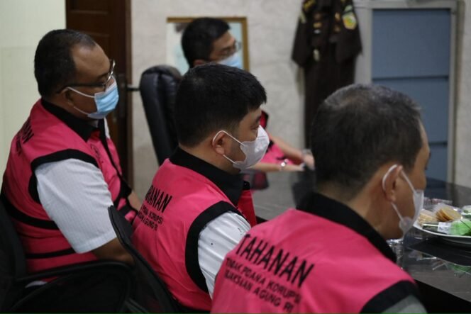 
					Foto : Kejaksaan Negeri Jakarta Timur mengamankan pelaksanaan penyidikan terhadap 11 tersangka dalam perkara dugaan tindak pidana korupsi penyimpangan kegiatan ekspor produk hasil olahan kelapa sawit atau Crude Palm Oil (CPO) dan produk turunannya periode 2022 hingga 2024.