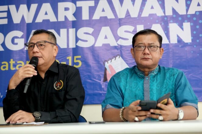 
					Foto: Ketua PWI Jaya Kesit B Handoyo (kiri) dan Arman Suparman, saat OKK beberapa waktu lalu.(Dok PWI Jaya/Joko Dolok).