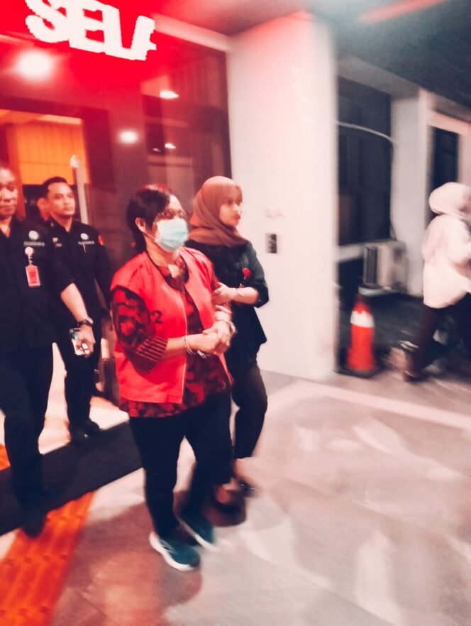 
					Foto:Setelah sempat tidak memenuhi panggilan penyidik saat penetapan tersangka pada Mei lalu, DER, Pejabat Pembuat Komitmen (PPK) Suku Dinas Perindustrian, Perdagangan, Koperasi, Usaha Kecil dan Menengah (PPKUKM) Kota Administrasi Jakarta Timur tahun anggaran 2023-2024.