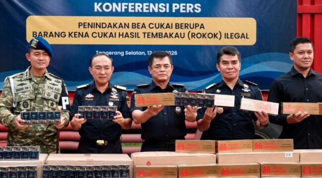  Foto:Upaya penyelundupan jutaan batang rokok ilegal melalui jalur penyeberangan Merak-Bakauheni berhasil digagalkan oleh Kantor Wilayah Bea Cukai Banten bersama Bea Cukai Merak.