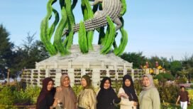 Foto : Suasana wisata Pantai Kenjeran Surabaya berlangsung meriah pada Sabtu (13/6/2026). Sejumlah pengunjung memadati kawasan pantai tersebut untuk menikmati berbagai wahana Hiburan.