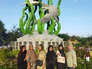Foto : Suasana wisata Pantai Kenjeran Surabaya berlangsung meriah pada Sabtu (13/6/2026). Sejumlah pengunjung memadati kawasan pantai tersebut untuk menikmati berbagai wahana Hiburan.
