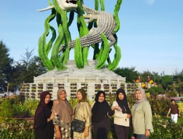 Foto : Suasana wisata Pantai Kenjeran Surabaya berlangsung meriah pada Sabtu (13/6/2026). Sejumlah pengunjung memadati kawasan pantai tersebut untuk menikmati berbagai wahana Hiburan.
