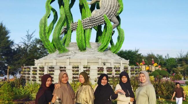 Foto : Suasana wisata Pantai Kenjeran Surabaya berlangsung meriah pada Sabtu (13/6/2026). Sejumlah pengunjung memadati kawasan pantai tersebut untuk menikmati berbagai wahana Hiburan.
