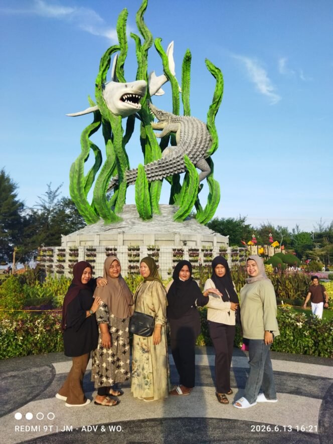 
					Foto : Suasana wisata Pantai Kenjeran Surabaya berlangsung meriah pada Sabtu (13/6/2026). Sejumlah pengunjung memadati kawasan pantai tersebut untuk menikmati berbagai wahana Hiburan.
