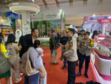 Foto : Untuk mencegah terjadinya aksi pencopetan dan kejahatan jalanan, Kapolsek Kemayoran Kompol Dr. Agung Ardiansyah, SH, MH turun langsung memberikan imbauan kepada masyarakat di kawasan JIExpo Kemayoran, Jakarta Pusat, Senin (15/6/2026).
