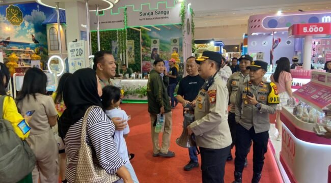 Foto : Untuk mencegah terjadinya aksi pencopetan dan kejahatan jalanan, Kapolsek Kemayoran Kompol Dr. Agung Ardiansyah, SH, MH turun langsung memberikan imbauan kepada masyarakat di kawasan JIExpo Kemayoran, Jakarta Pusat, Senin (15/6/2026).
