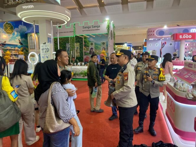 
					Foto : Untuk mencegah terjadinya aksi pencopetan dan kejahatan jalanan, Kapolsek Kemayoran Kompol Dr. Agung Ardiansyah, SH, MH turun langsung memberikan imbauan kepada masyarakat di kawasan JIExpo Kemayoran, Jakarta Pusat, Senin (15/6/2026).
