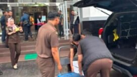 Foto : Kejaksaan Negeri (Kejari) Jakarta Timur mengumumkan bahwa perkara tindak pidana dengan terdakwa Dr. Kanjeng Raden Mas Tumenggung (KRMT) Roy Suryo Notodiprojo dan Tifauzia Tyassuma telah resmi dilimpahkan ke Pengadilan Negeri Jakarta Timur.

