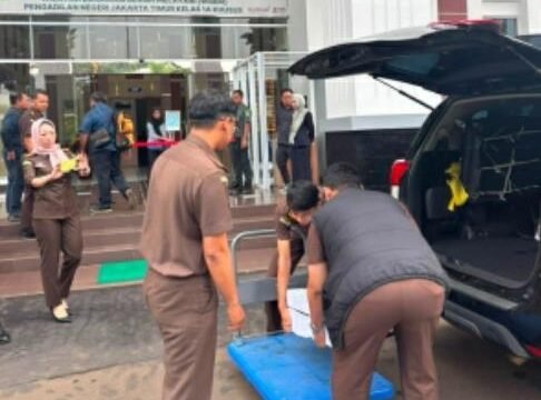 Foto : Kejaksaan Negeri (Kejari) Jakarta Timur mengumumkan bahwa perkara tindak pidana dengan terdakwa Dr. Kanjeng Raden Mas Tumenggung (KRMT) Roy Suryo Notodiprojo dan Tifauzia Tyassuma telah resmi dilimpahkan ke Pengadilan Negeri Jakarta Timur.
