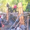 Foto: Personel TNI bersama warga bergotong royong mengerjakan pembangunan Jembatan Garuda di salah satu lokasi sasaran di Kabupaten Ponorogo, Selasa (23/6/2026).
