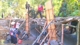 Foto: Personel TNI bersama warga bergotong royong mengerjakan pembangunan Jembatan Garuda di salah satu lokasi sasaran di Kabupaten Ponorogo, Selasa (23/6/2026).
