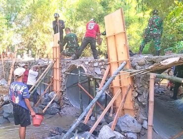 Foto: Personel TNI bersama warga bergotong royong mengerjakan pembangunan Jembatan Garuda di salah satu lokasi sasaran di Kabupaten Ponorogo, Selasa (23/6/2026).