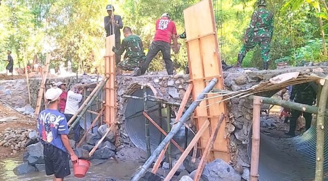 Foto: Personel TNI bersama warga bergotong royong mengerjakan pembangunan Jembatan Garuda di salah satu lokasi sasaran di Kabupaten Ponorogo, Selasa (23/6/2026).