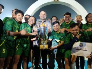 Foto : Tim sepakbola Persatuan Wartawan Indonesia (PWI) Kota Bogor sukses keluar sebagai juara pertama dalam ajang turnamen Mini Soccer Bupati Bogor Cup 2026. Kompetisi antar pewarta ini digelar di Ayo Arena, Sentul pada Jumat, 26 Juni 2026.
