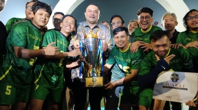 Foto : Tim sepakbola Persatuan Wartawan Indonesia (PWI) Kota Bogor sukses keluar sebagai juara pertama dalam ajang turnamen Mini Soccer Bupati Bogor Cup 2026. Kompetisi antar pewarta ini digelar di Ayo Arena, Sentul pada Jumat, 26 Juni 2026.