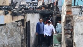 Foto: Wali Kota Administrasi Jakarta Pusat Arifin meninjau langsung lokasi kebakaran yang menghanguskan sejumlah rumah warga. Dalam kunjungan tersebut, Arifin melihat kondisi permukiman yang terdampak.