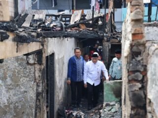 Foto: Wali Kota Administrasi Jakarta Pusat Arifin meninjau langsung lokasi kebakaran yang menghanguskan sejumlah rumah warga. Dalam kunjungan tersebut, Arifin melihat kondisi permukiman yang terdampak.