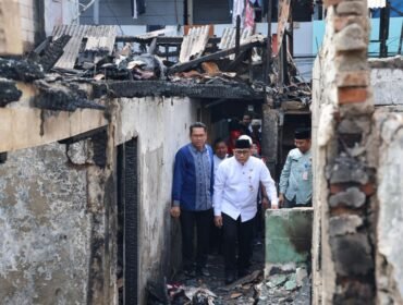 Foto: Wali Kota Administrasi Jakarta Pusat Arifin meninjau langsung lokasi kebakaran yang menghanguskan sejumlah rumah warga. Dalam kunjungan tersebut, Arifin melihat kondisi permukiman yang terdampak.