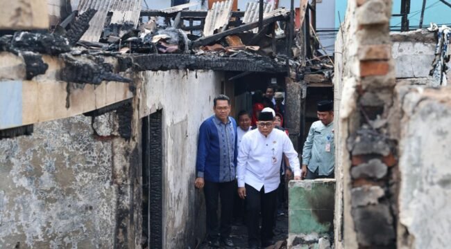 Foto: Wali Kota Administrasi Jakarta Pusat Arifin meninjau langsung lokasi kebakaran yang menghanguskan sejumlah rumah warga. Dalam kunjungan tersebut, Arifin melihat kondisi permukiman yang terdampak.