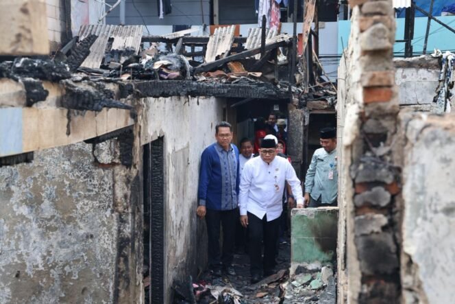
					Foto: Wali Kota Administrasi Jakarta Pusat Arifin meninjau langsung lokasi kebakaran yang menghanguskan sejumlah rumah warga. Dalam kunjungan tersebut, Arifin melihat kondisi permukiman yang terdampak.