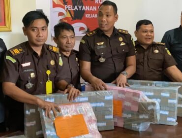Foto : Karier Ari Meilando, SH., MH. terus menanjak. Jaksa yang dikenal memiliki dedikasi tinggi, inovatif, dan berintegritas itu resmi mendapat promosi jabatan sebagai Kepala Seksi Intelijen (Kasi Intelijen) Kejaksaan Negeri Bengkulu Utara.