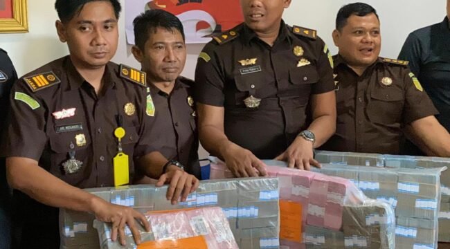Foto : Karier Ari Meilando, SH., MH. terus menanjak. Jaksa yang dikenal memiliki dedikasi tinggi, inovatif, dan berintegritas itu resmi mendapat promosi jabatan sebagai Kepala Seksi Intelijen (Kasi Intelijen) Kejaksaan Negeri Bengkulu Utara.