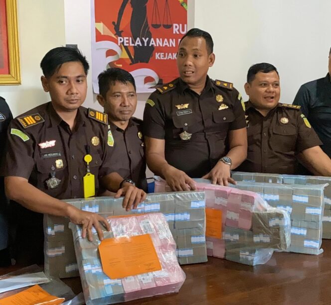 
					Foto : Karier Ari Meilando, SH., MH. terus menanjak. Jaksa yang dikenal memiliki dedikasi tinggi, inovatif, dan berintegritas itu resmi mendapat promosi jabatan sebagai Kepala Seksi Intelijen (Kasi Intelijen) Kejaksaan Negeri Bengkulu Utara.
