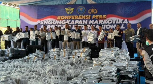Foto : Sinergi Bea Cukai dan Badan Narkotika Nasional (BNN) RI kembali membuahkan hasil. Aparat berhasil menggagalkan penyelundupan 3.371,4 kilogram atau 3,37 ton bunga/pucuk canabinoid marijuana asal Thailand yang masuk melalui Pelabuhan Internasional Tanjung Priok.