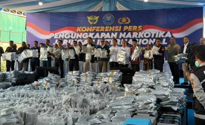 
					Foto : Sinergi Bea Cukai dan Badan Narkotika Nasional (BNN) RI kembali membuahkan hasil. Aparat berhasil menggagalkan penyelundupan 3.371,4 kilogram atau 3,37 ton bunga/pucuk canabinoid marijuana asal Thailand yang masuk melalui Pelabuhan Internasional Tanjung Priok.