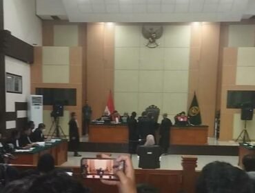 Foto : Pengadilan Negeri Jakarta Timur menggelar sidang perdana perkara Nomor 301/Pid.Sus/2026/PN Jkt Tim dengan terdakwa Tifauzia Tyassuma alias dr. Tifa pada Kamis (2/7/2026).