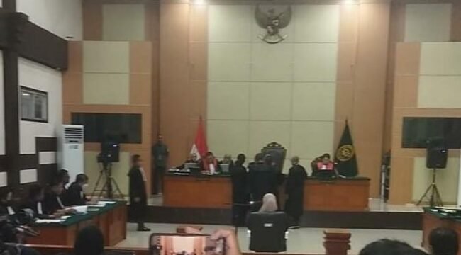 Foto : Pengadilan Negeri Jakarta Timur menggelar sidang perdana perkara Nomor 301/Pid.Sus/2026/PN Jkt Tim dengan terdakwa Tifauzia Tyassuma alias dr. Tifa pada Kamis (2/7/2026).