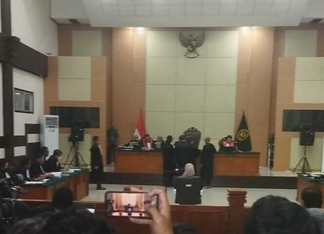 
					Foto : Pengadilan Negeri Jakarta Timur menggelar sidang perdana perkara Nomor 301/Pid.Sus/2026/PN Jkt Tim dengan terdakwa Tifauzia Tyassuma alias dr. Tifa pada Kamis (2/7/2026).